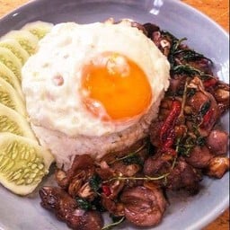 ข้าวกระเพราเครื่องในไก่