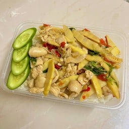 ข้าวกระเพราหน่อไม้ไก่