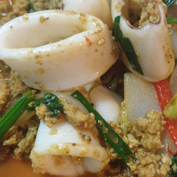 ปลาหมึกผัดผงกะหรี่