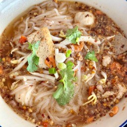 ก๋วยเตี๋ยวหมูน้ำแดงคุณโทน สูตรดำเนินสะดวก ตรงข้ามวัดไทรน้อย