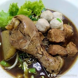 พิเศษ เส้นเล็ก ไก่ตุ๋น หมูตุ๋น ลูกชิ้น