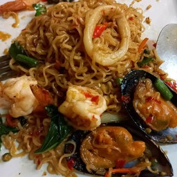 มาม่าผัดขี้เมาทะเล