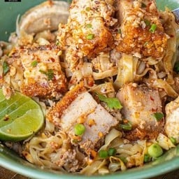 ก๋วยเตี๋ยวต้มยำแห้งหมูกรอบ