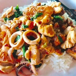ข้าวกระเพราจะรวมมิตร กุ้ง,ปลาหมึก,ไก่,หมู