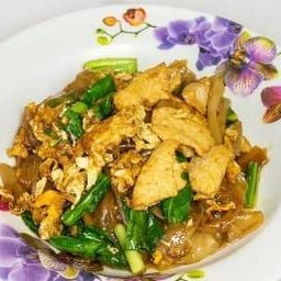 เส้นใหญ่ผัดซีอิ้วไก่