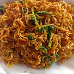 ผัดกระเพรามาม่าใส่หมูสับ(ไม่มีข้าว)