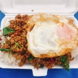 ร้านกะเพรา 25บาท หน้าเดอะฟาร์ม