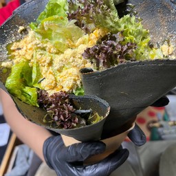 ผักสลัด พริกเผา ไก่หยอง