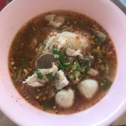ร้านก๋วยเตี๋ยวแชมป์ หน้าตลาดเก้าแสน