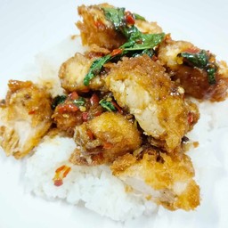 ข้าว กระเพรา ไก่ทอด