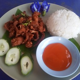ข้าวหน้าหมูทอดกระเทียม