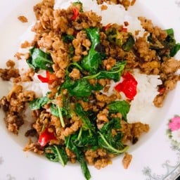 กะเพราหมูสับราดข้าว