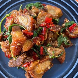 กะเพราหมูกรอบ