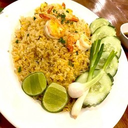 ข้าวผัดกุ้งจานใหญ่