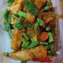 ผัดพริกแกงกับข้าว