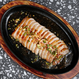 คอหมูแจ่วกระทะร้อน