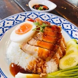 ข้าวหมูกรอบ (ราดน้ำแดง)