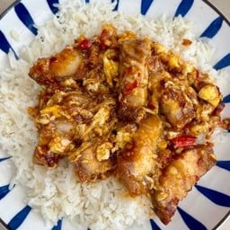 ข้าวพริกเผาหมูกรอบตอกไข่