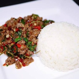 ผัดกระเพราเนื้อราดข้าว