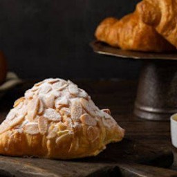 ครัวซองต์ครีมอัลมอนด์