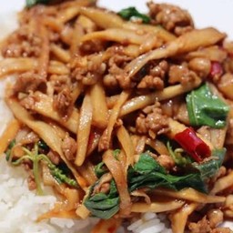 กระเพราเนื้อ ราดข้าว