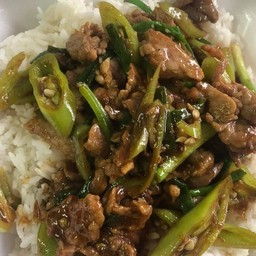 ผัดน้ำมันหอย ราดข้าว