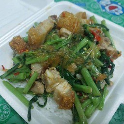 ผัดผักบุ้งหมูกรอบราดข้าว