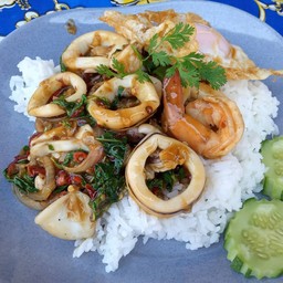 ข้าวราดผัดกะเพราทะเล