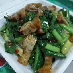 คะน้าหมูกรอบราดข้าว