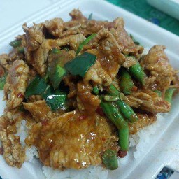 พริกแกงหมูชิ้นราดข้าว