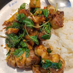 กระเพราหมูกรอบ