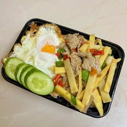 ข้าวกระเพราหน่อไม้เนื้อ
