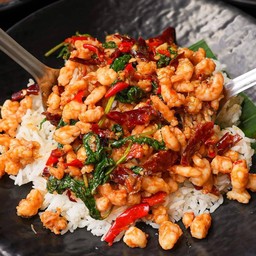 ข้าวราดผัดกะเพราไก่สับพริกแห้ง