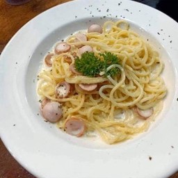 สปาเก็ตตี้คาโบนาร่าไส้กรอก