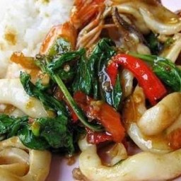 ข้าวกระเพราปลาหมึก