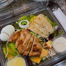 สลัดผักรวม ไข่ต้ม+อกไก่อบ+ปลาดอลลี่ย่าง