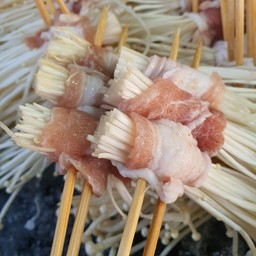 เบค่อนพันเห็ดเข็มทองย่าง ( หม่าล่า )