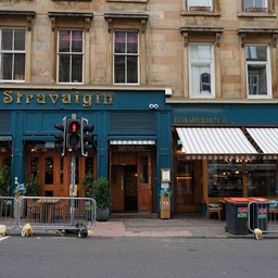 ร้านสีน้ำเงินเขียว โดดเด่น !!