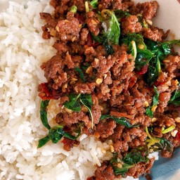 กะเพราเนื้อบด ผัดพริกแห้ง + ไข่ดาว