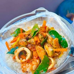 พริกแกงทะเลราดข้าว