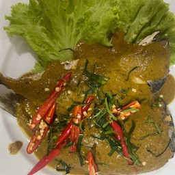 ฉู่ฉี่ปลาทูนึ่งทอด 2 ตัวใหญ่