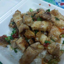 หมูกรอบคั่วพริกเกลือราดข้าว
