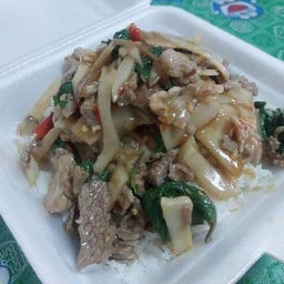 กะเพราเนื้อหน่อไม้ดองราดข้าว