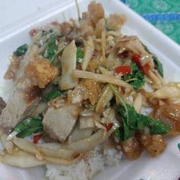 กะเพราหน่อไม้ดองหมูกรอบราดข้าว
