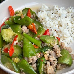 ผัดมะเขือยาวหมูสับข้าวไรซ์เบอร์รี่