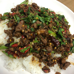 กระเพราเนื้อชิ้นราดข้าว