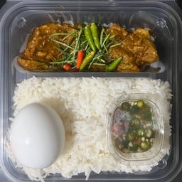 ข้าวแกงคั่วพริกซี่โครงหมู + ไข่เป็ดต้ม