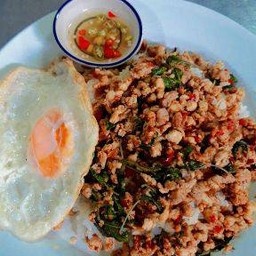 ข้าวกะเพราหมูไข่ดาว