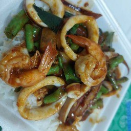 พริกแกงทะเลราดข้าว