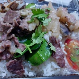 เนื้อรวนราดข้าว (ที่ร้านใช้เนื้อติดมันเท่านั้นค่ะ)